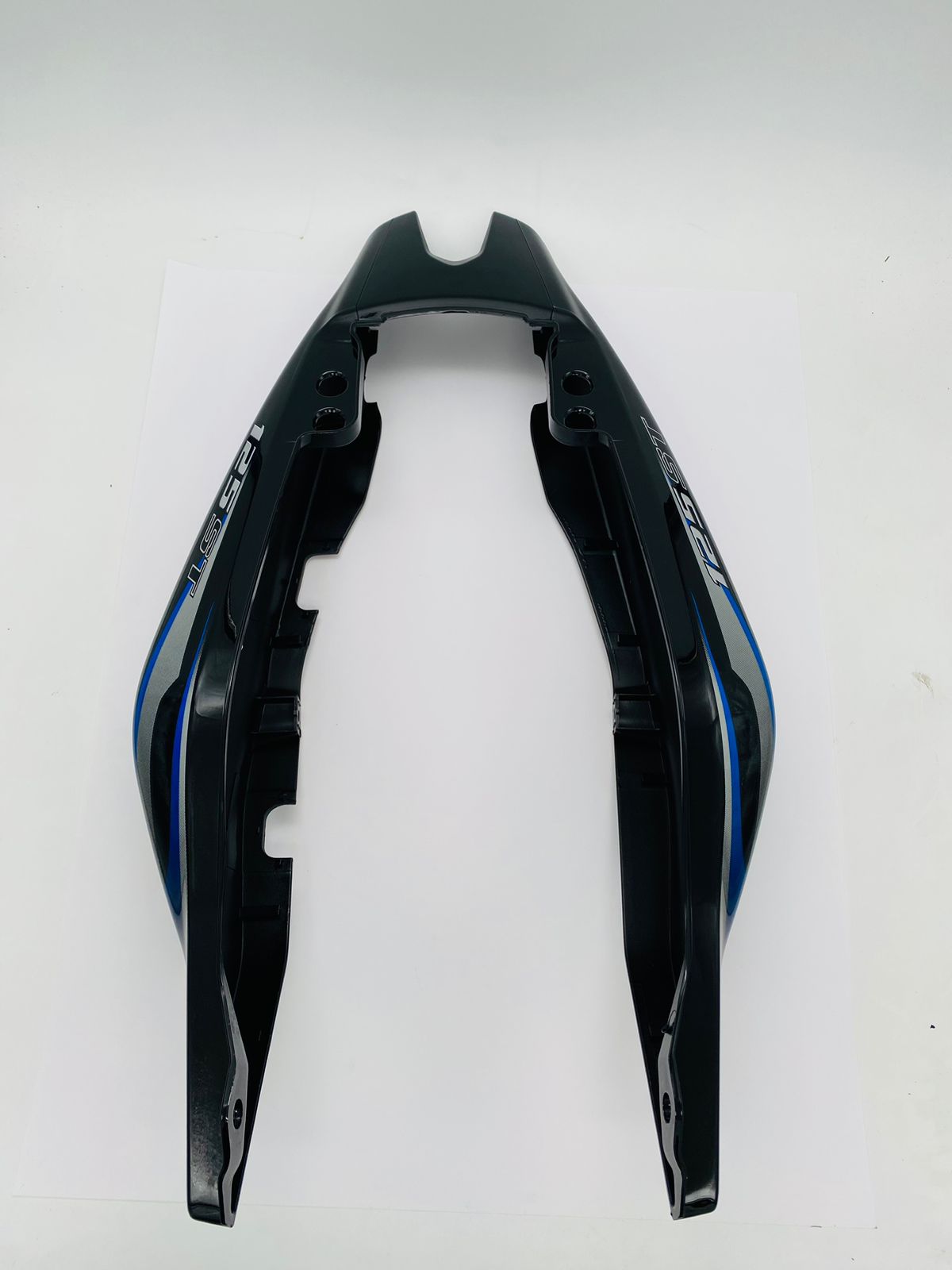 Nro. 4  CUBIERTA DE ASIENTO NEGRA CON STICKER AZ